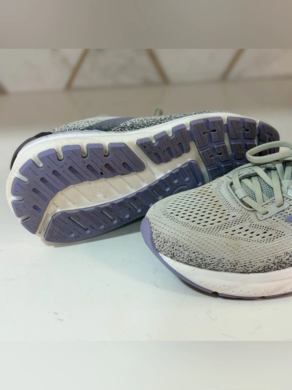 Brooks Ariel GTS23 Grey+White MaxCushion SupportRunningShoes Sz 9.5